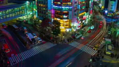 Neon Kasabası 'nın yüksek açılı çekim noktasında gece yarısı geçişi. Shibuya Ward Tokyo Japonya - 02.14.2019: Tokyo 'nun merkezidir. Kamera: Canon EOS 5D işaret 4