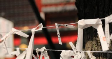 Japon geleneksel tapınağındaki kahinler. Chiyoda bölgesi Tokyo - 02.07.2019: Geleneksel tapınakta OMIKUJI adında bir Japon kahin. Kahinlerin metin servetine çeviri