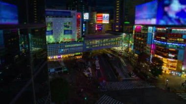 Neon Kasabası 'nın yüksek açılı çekim noktasında gece yarısı geçişi. Shibuya Ward Tokyo Japonya - 02.14.2019: Tokyo 'nun merkezidir. Kamera: Canon EOS 5D işaret 4