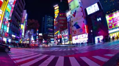 Neon Kasabası 'nda gece geçişi geniş açıdan çekiliyor. Shibuya Ward Tokyo Japonya - 02.14.2019: Tokyo 'nun merkezidir. Kamera: Canon EOS 5D işaret 4