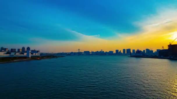 Een Tijdspanne Van Zonsondergang Buurt Van Baai Bij Zakelijke Stad — Stockvideo