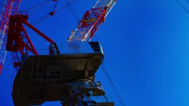 Mavi gökyüzü yakın çekim arkasında hareketli vinçler bir zaman atlamalı. Kouto district Ariake Tokyo Japan - 02.18.2019 kamera : Canon Eos 5d mark4