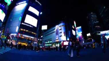 Neon Kasabası 'nda gece geçişi geniş açılı zoom. Shibuya Ward Tokyo Japonya - 02.14.2019: Tokyo 'nun merkezidir. Kamera: Canon EOS 5D işaret 4