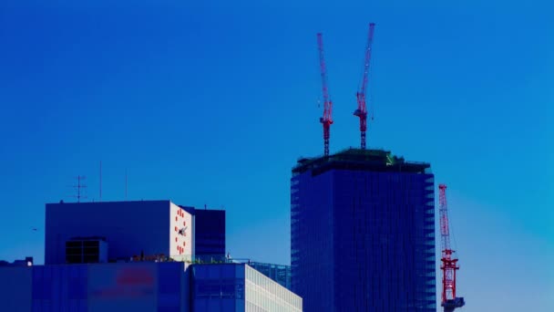 Tidsfördröjning Rörliga Kranar Toppen Byggnaden Bakom Den Blå Himlen Shibuya — Stockvideo