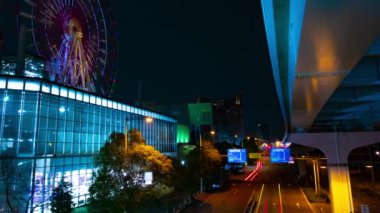 Geceleri lunapark yakınında dönme dolabı. Koutou-ku Odaiba Tokyo Japonya-12.18.2018: geceleri bir dönme dolabı. 4k zaman atlamalı. Kamera: Canon EOS 5D mark4