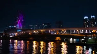 Geceleri lunapark yakınında dönme dolabı. Koutou-ku Odaiba Tokyo Japonya-12.18.2018: geceleri bir dönme dolabı. 4k zaman atlamalı. Kamera: Canon EOS 5D mark4