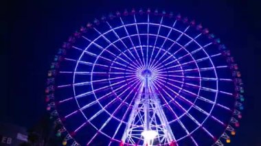 Geceleri eğlence parkında dönme dolabı. Koutou-ku Odaiba Tokyo Japonya-12.18.2018: geceleri bir dönme dolabı. 4k zaman atlamalı. Kamera: Canon EOS 5D mark4