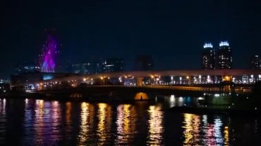 Geceleri lunapark yakınında dönme dolabı. Koutou-ku Odaiba Tokyo Japonya-12.18.2018: geceleri bir dönme dolabı. 4k zaman atlamalı. Kamera: Canon EOS 5D mark4