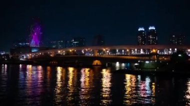 Geceleri lunapark yakınında dönme dolabı. Koutou-ku Odaiba Tokyo Japonya-12.18.2018: geceleri bir dönme dolabı. 4k zaman atlamalı. Kamera: Canon EOS 5D mark4