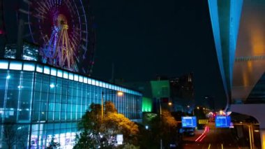Geceleri lunapark yakınında dönme dolabı. Koutou-ku Odaiba Tokyo Japonya-12.18.2018: geceleri bir dönme dolabı. 4k zaman atlamalı. Kamera: Canon EOS 5D mark4