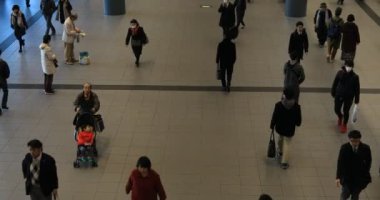 İstasyondaki insanlar yürüyüşleri. Shibuya-ku Tokyo Japonya-12.18.2018 kamera: Canon EOS 5D mark4