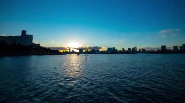 İş kasabasında geniş atış Körfez bölgesinde Sunset Timelapse. Koutou-ku Odaiba Japonya-12.29.2018: Tokyo 'da bir defne alanıdır. Kamera: Canon EOS 5D mark4