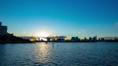 İş kasabasında geniş atış Körfez bölgesinde Sunset Timelapse. Koutou-ku Odaiba Japonya-12.29.2018: Tokyo 'da bir defne alanıdır. Kamera: Canon EOS 5D mark4