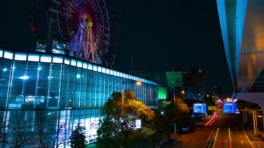 Geceleri lunapark yakınında dönme dolabı. Koutou-ku Odaiba Tokyo Japonya-12.18.2018: geceleri bir dönme dolabı. 4k zaman atlamalı. Kamera: Canon EOS 5D mark4