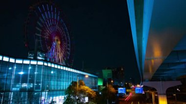 Geceleri lunapark yakınında dönme dolabı. Koutou-ku Odaiba Tokyo Japonya-12.18.2018: geceleri bir dönme dolabı. 4k zaman atlamalı. Kamera: Canon EOS 5D mark4