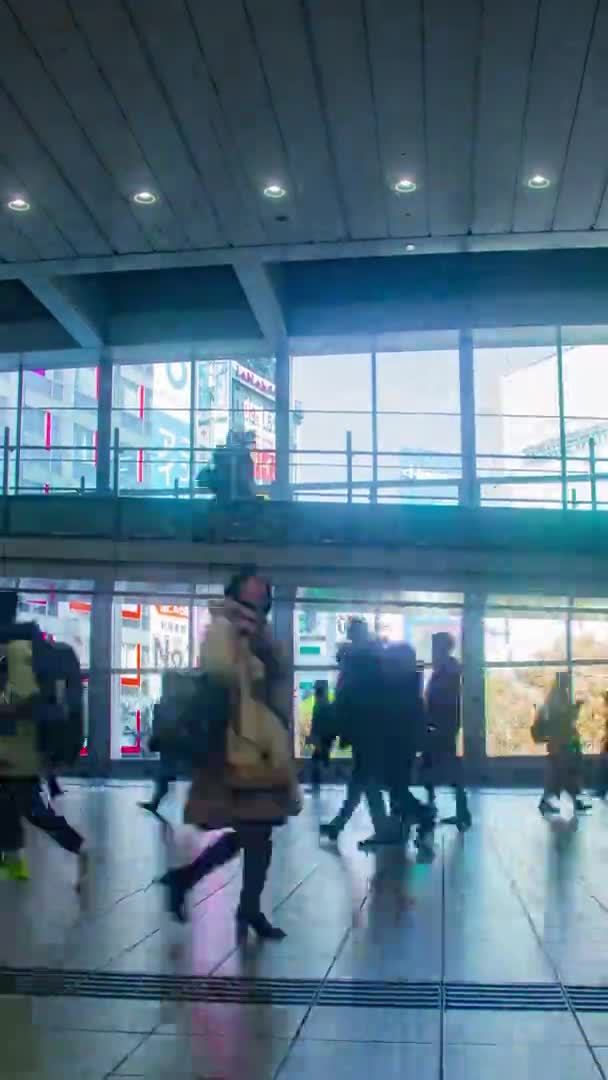 步行的人们在车站路上白天到晚都在垂直射击倾斜 Shibuya Tokyo Japan 2018 Camera Canon Eos Mark4 — 图库视频影像