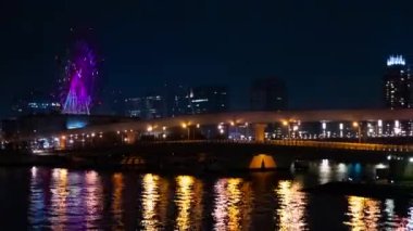 Geceleri lunapark yakınında dönme dolabı. Koutou-ku Odaiba Tokyo Japonya-12.18.2018: geceleri bir dönme dolabı. 4k zaman atlamalı. Kamera: Canon EOS 5D mark4