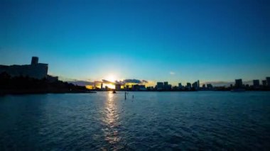 İş kasabasında geniş atış Körfez bölgesinde Sunset Timelapse. Koutou-ku Odaiba Japonya-12.29.2018: Tokyo 'da bir defne alanıdır. Kamera: Canon EOS 5D mark4