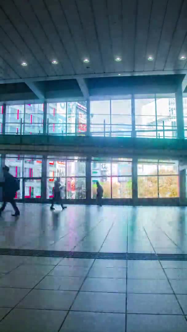 Chodící Lidé Nádražní Silnici Denní Čas Vypršel Vertikální Výstřel Shibuya — Stock video