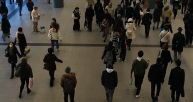 İstasyondaki insanlar yürüyüşleri. Shibuya-ku Tokyo Japonya-12.18.2018 kamera: Canon EOS 5D mark4
