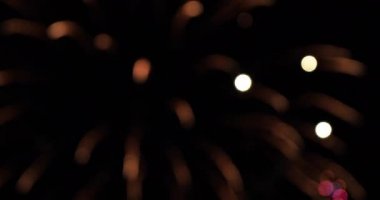 Havai fişek bokeh geceleri karanlık gökyüzü arkasında. Koutou-ku Odaiba Tokyo Japonya - 12.08.2018: Bu s bir soyut görüntüleri. fotoğraf makinesi: Canon Eos 5d mark4