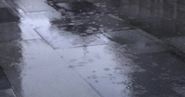 Şehir sokaklarında yağmurlu bir günde su birikintisi. Yüksek kalite 4K görüntü. Chiyoda bölgesi Marunouchi Tokyo Japonya 05.13.2022