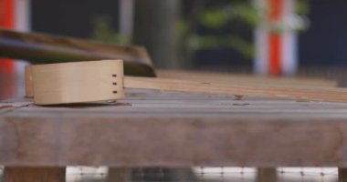 Tokyo 'daki geleneksel Japon tapınağında arınma yalağı. Suginami-ku Tokyo Japonya - 01.08.2018: Geleneksel tapınakta CHOZUYA adı verilen bir arıtma çukuru. Kamera: Canon EOS 5D işaret 4