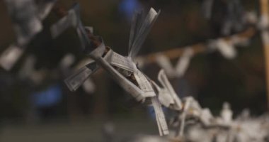 Geleneksel Japon tapınağında Oracles. Suginami-ku Tokyo Japonya-01.08.2018: Bu geleneksel tapınakta Omikuji denilen bir Japon Oracle s. Kamera: Canon EOS 5D mark4