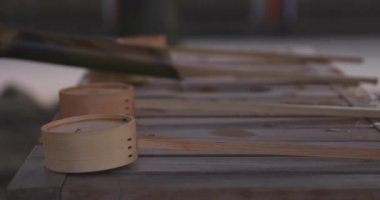 Tokyo 'daki geleneksel Japon tapınağında arınma yalağı. Suginami-ku Tokyo Japonya - 01.08.2018: Geleneksel tapınakta CHOZUYA adı verilen bir arıtma çukuru. Kamera: Canon EOS 5D işaret 4