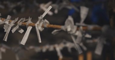 Geleneksel Japon tapınağında Oracles. Suginami-ku Tokyo Japonya-01.08.2018: Bu geleneksel tapınakta Omikuji denilen bir Japon Oracle s. Kamera: Canon EOS 5D mark4