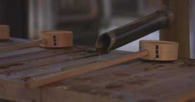 Tokyo 'daki geleneksel Japon tapınağında arınma yalağı. Suginami-ku Tokyo Japonya - 01.08.2018: Geleneksel tapınakta CHOZUYA adı verilen bir arıtma çukuru. Kamera: Canon EOS 5D işaret 4