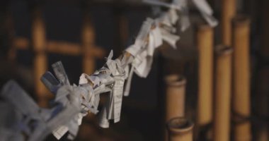 Geleneksel Japon tapınağında Oracles. Suginami-ku Tokyo Japonya-01.08.2018: Bu geleneksel tapınakta Omikuji denilen bir Japon Oracle s. Kamera: Canon EOS 5D mark4