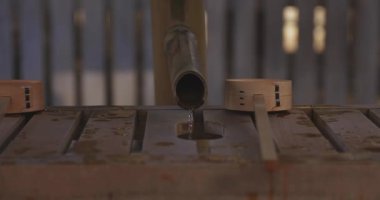 Tokyo 'daki geleneksel Japon tapınağında arınma yalağı. Suginami-ku Tokyo Japonya - 01.08.2018: Geleneksel tapınakta CHOZUYA adı verilen bir arıtma çukuru. Kamera: Canon EOS 5D işaret 4