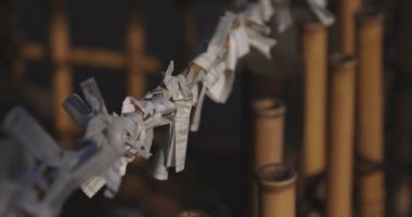 Geleneksel Japon tapınağında Oracles. Suginami-ku Tokyo Japonya-01.08.2018: Bu geleneksel tapınakta Omikuji denilen bir Japon Oracle s. Kamera: Canon EOS 5D mark4