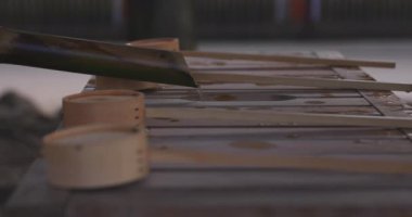 Tokyo 'daki geleneksel Japon tapınağında arınma yalağı. Suginami-ku Tokyo Japonya - 01.08.2018: Geleneksel tapınakta CHOZUYA adı verilen bir arıtma çukuru. Kamera: Canon EOS 5D işaret 4