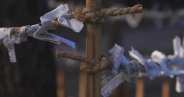 Geleneksel Japon tapınağında Oracles. Suginami-ku Tokyo Japonya-01.08.2018: Bu geleneksel tapınakta Omikuji denilen bir Japon Oracle s. Kamera: Canon EOS 5D mark4