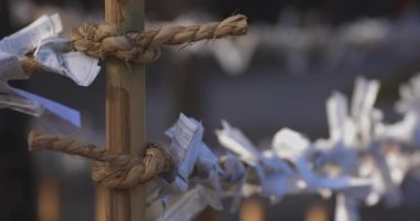 Geleneksel Japon tapınağında Oracles. Suginami-ku Tokyo Japonya-01.08.2018: Bu geleneksel tapınakta Omikuji denilen bir Japon Oracle s. Kamera: Canon EOS 5D mark4