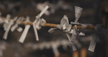 Geleneksel Japon tapınağında Oracles. Suginami-ku Tokyo Japonya-01.08.2018: Bu geleneksel tapınakta Omikuji denilen bir Japon Oracle s. Kamera: Canon EOS 5D mark4