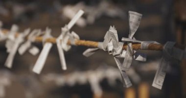 Geleneksel Japon tapınağında Oracles. Suginami-ku Tokyo Japonya-01.08.2018: Bu geleneksel tapınakta Omikuji denilen bir Japon Oracle s. Kamera: Canon EOS 5D mark4