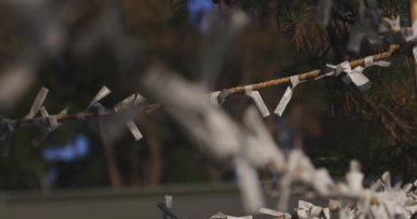 Geleneksel Japon tapınağında Oracles. Suginami-ku Tokyo Japonya-01.08.2018: Bu geleneksel tapınakta Omikuji denilen bir Japon Oracle s. Kamera: Canon EOS 5D mark4