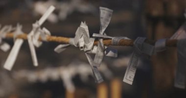 Geleneksel Japon tapınağında Oracles. Suginami-ku Tokyo Japonya-01.08.2018: Bu geleneksel tapınakta Omikuji denilen bir Japon Oracle s. Kamera: Canon EOS 5D mark4