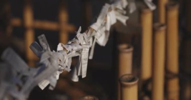 Geleneksel Japon tapınağında Oracles. Suginami-ku Tokyo Japonya-01.08.2018: Bu geleneksel tapınakta Omikuji denilen bir Japon Oracle s. Kamera: Canon EOS 5D mark4
