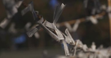 Geleneksel Japon tapınağında Oracles. Suginami-ku Tokyo Japonya-01.08.2018: Bu geleneksel tapınakta Omikuji denilen bir Japon Oracle s. Kamera: Canon EOS 5D mark4