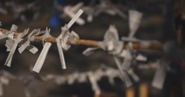 Geleneksel Japon tapınağında Oracles. Suginami-ku Tokyo Japonya-01.08.2018: Bu geleneksel tapınakta Omikuji denilen bir Japon Oracle s. Kamera: Canon EOS 5D mark4