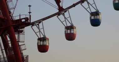 Eğlence parkında dönme dolabı. Koutou-ku Odaiba Tokyo Japonya-12.18.2018: Bu bir dönme dolabı. Kamera: Canon EOS 5D mark4