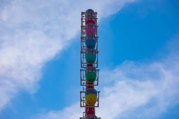 遊園地の青い空の後ろの観覧車 東京都江東区お台場日本 2019カメラ Canon Eos Mark4 — ストック写真