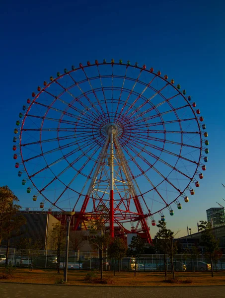遊園地の青い空の後ろの観覧車 東京都江東区お台場日本 2019カメラ Canon Eos Mark4 — ストック写真