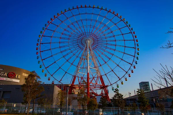 遊園地の青い空の後ろの観覧車 東京都江東区お台場日本 2019カメラ Canon Eos Mark4 — ストック写真