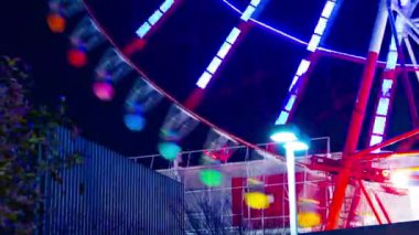 Geceleri lunaparkta zaman atlamalı dönme dolabı. Koutou-ku Odaiba Tokyo Japonya-01.08.2019: geceleri bir dönme dolabı. Kamera: Canon EOS 5D mark4