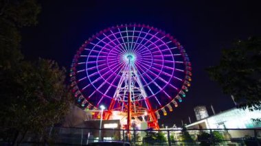 Geceleri lunaparkta zaman atlamalı dönme dolabı. Koutou-ku Odaiba Tokyo Japonya-01.08.2019: geceleri bir dönme dolabı. Kamera: Canon EOS 5D mark4